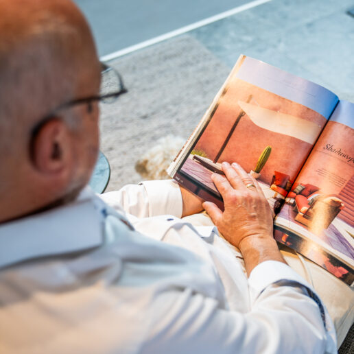 Man met tijdschrift